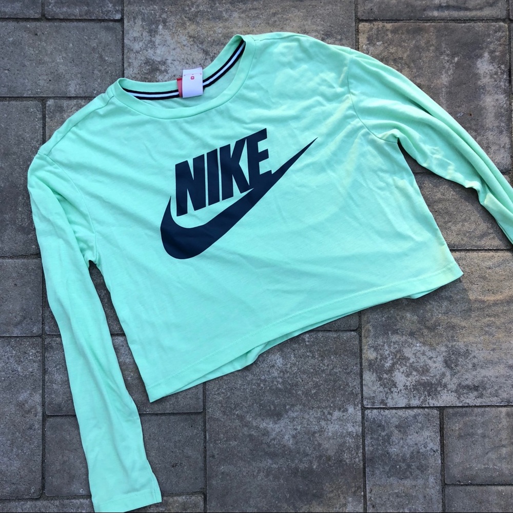 SOLD‼️ Women’s Nike Long Sleeve Crop Top